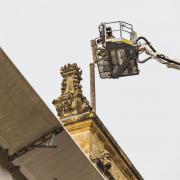 Firefighters removed a 200-year-old flagpole at Blenheim Palace on Wednesday (15/3)